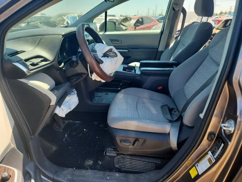 2022 TOYOTA SIENNA LE  