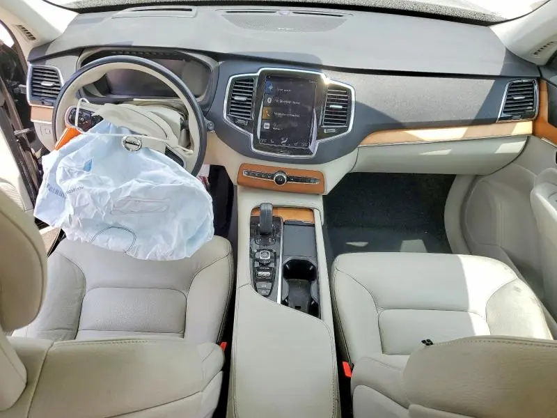 2021 VOLVO XC90 T8 RECHARGE MOMENTUM  