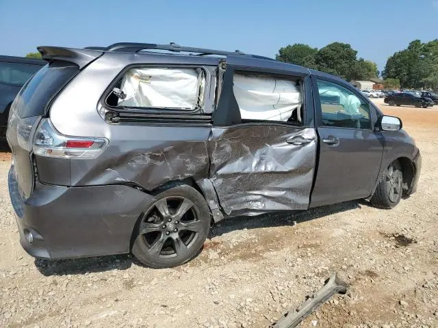 2017 TOYOTA SIENNA SE  
