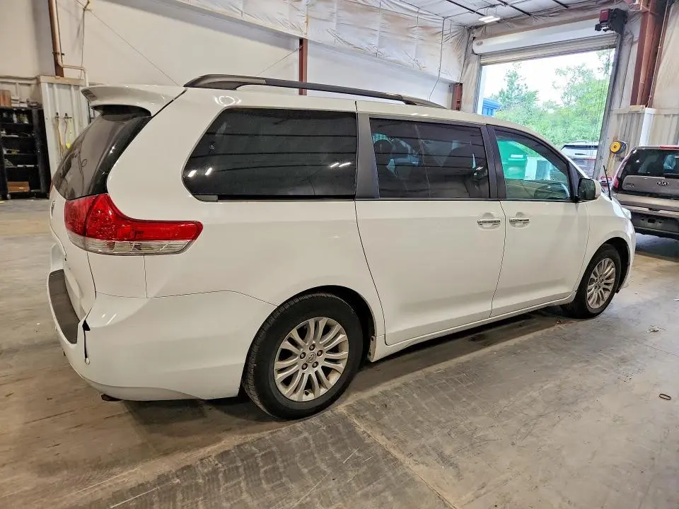 2014 TOYOTA SIENNA XLE 8-PASSENGER  