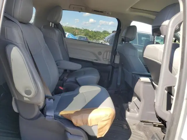 2021 TOYOTA SIENNA XLE  