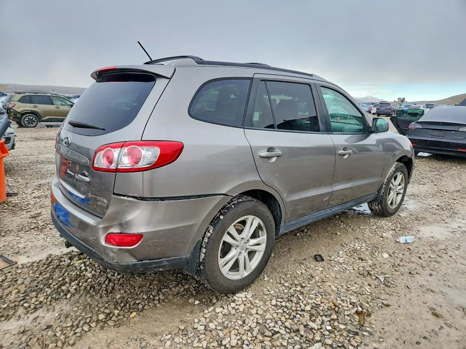 2011 HYUNDAI SANTA FE SE  