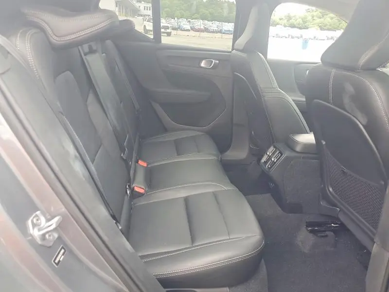 2019 VOLVO XC40 T5 MOMENTUM  