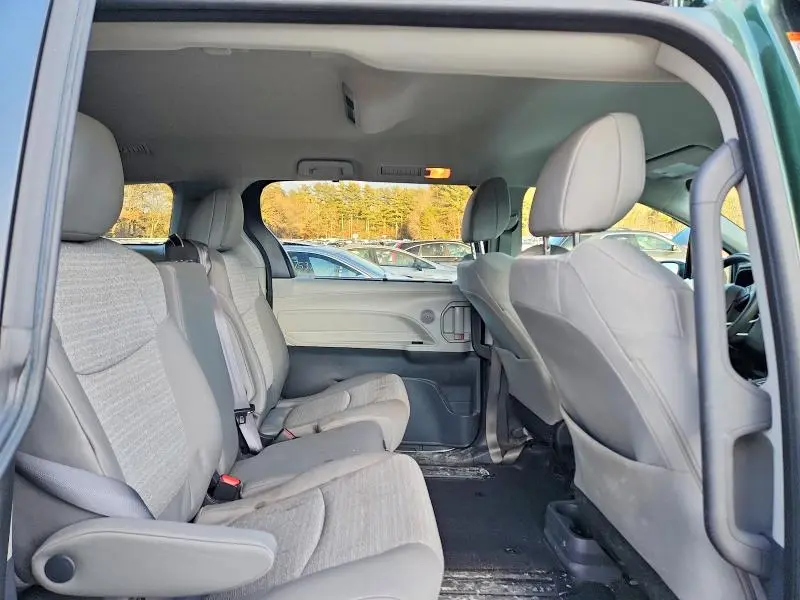 2022 TOYOTA SIENNA LE  