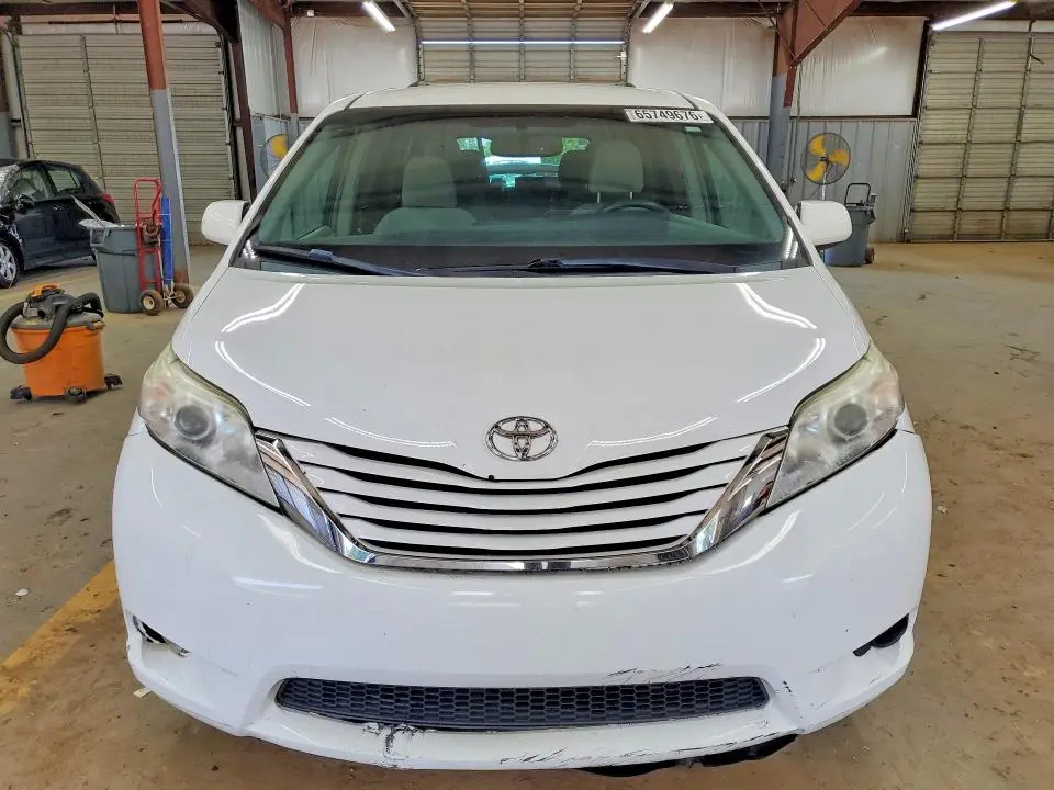 2015 TOYOTA SIENNA LE  