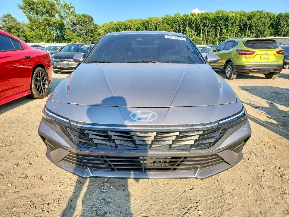 2025 HYUNDAI ELANTRA SE  