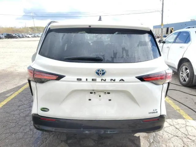 2022 TOYOTA SIENNA LE  