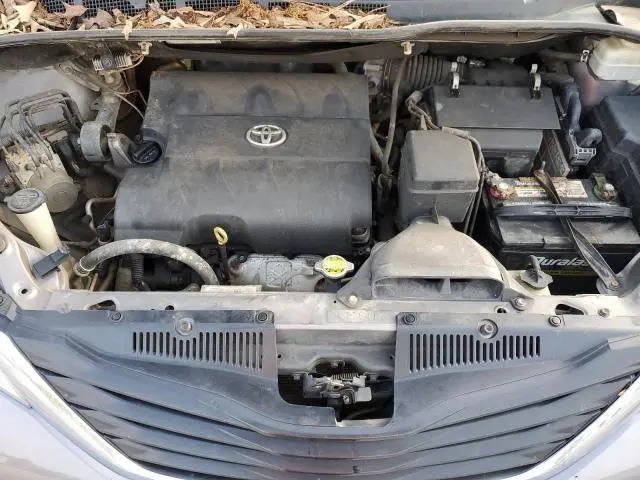 2014 TOYOTA SIENNA LE  