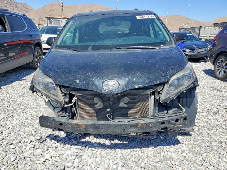 2017 TOYOTA SIENNA SE  