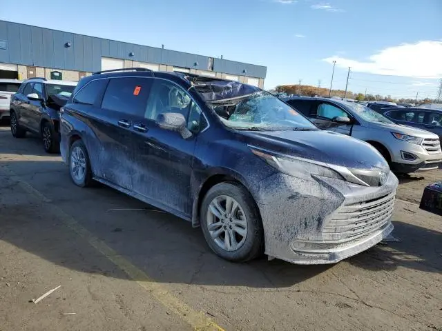 2022 TOYOTA SIENNA XLE  