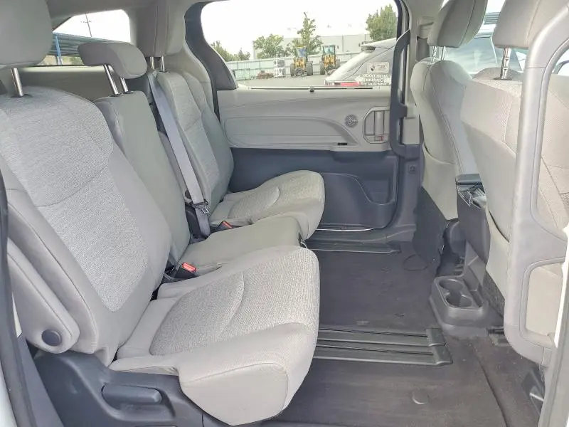 2024 TOYOTA SIENNA LE  