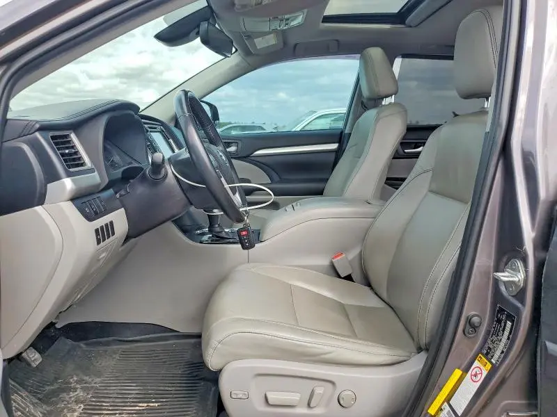 2019 TOYOTA HIGHLANDER SE  