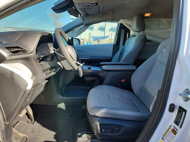 2025 TOYOTA SIENNA LE  