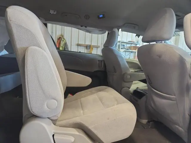 2016 TOYOTA SIENNA LE  