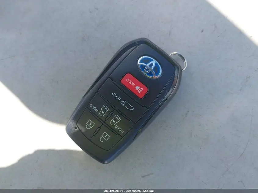 2022 TOYOTA SIENNA XLE