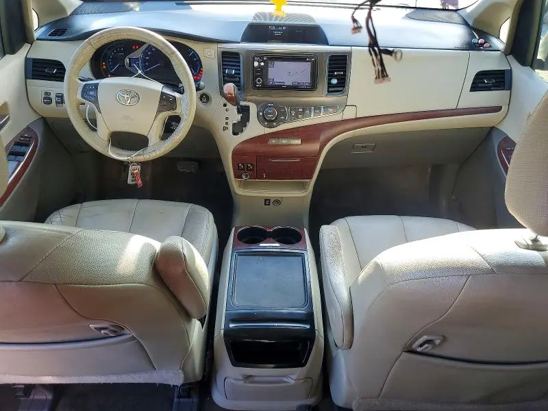 2013 TOYOTA SIENNA XLE  