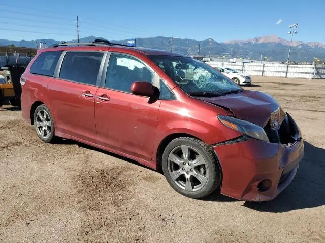 2017 TOYOTA SIENNA SE  