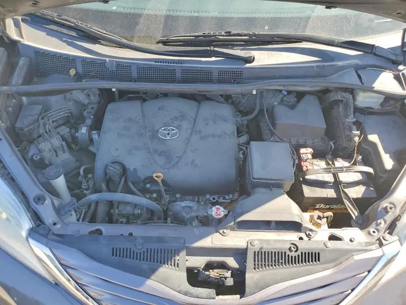 2017 TOYOTA SIENNA LE  