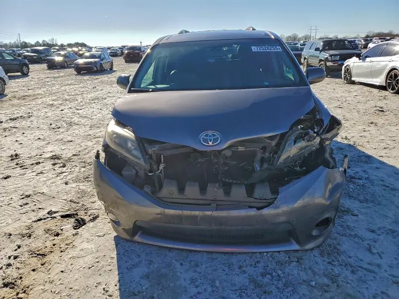 2017 TOYOTA SIENNA SE  