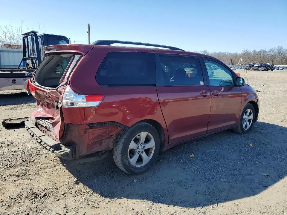 2011 TOYOTA SIENNA LE 8-PASSENGER  