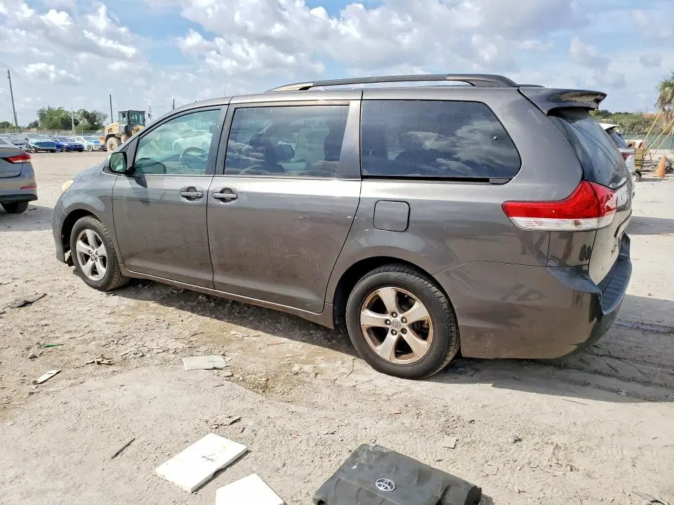 2014 TOYOTA SIENNA LE 8-PASSENGER  