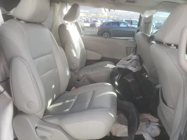 2017 TOYOTA SIENNA XLE  