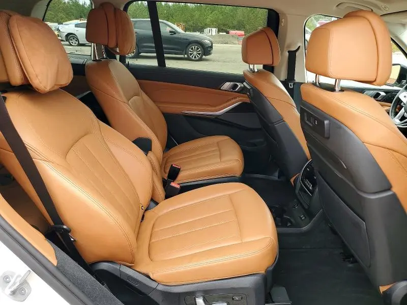 2021 BMW X7   