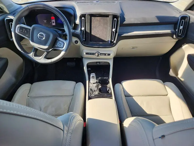 2023 VOLVO XC40 PLUS  