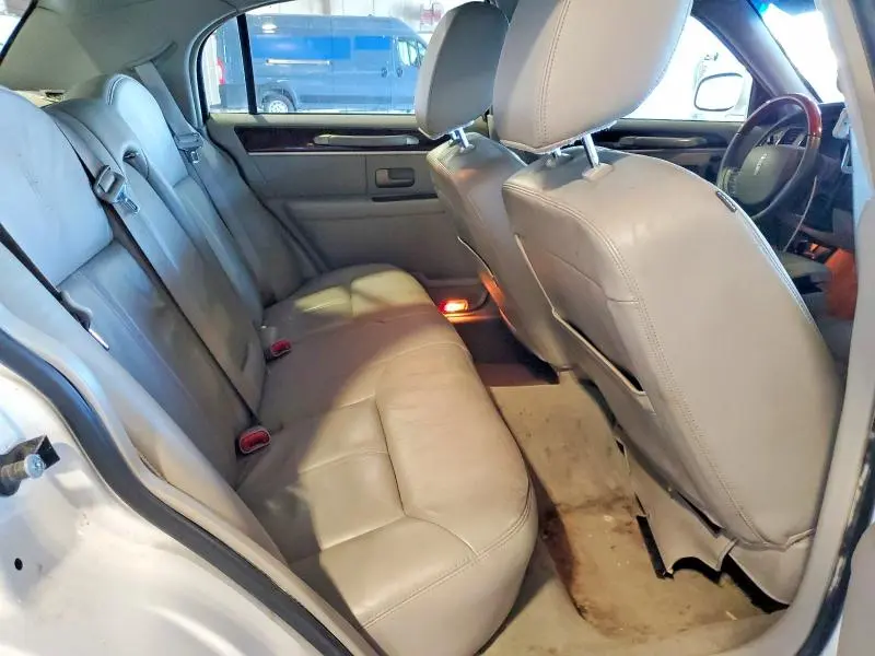 2011 LINCOLN TOWN CAR SIGNATURE LIMITED  