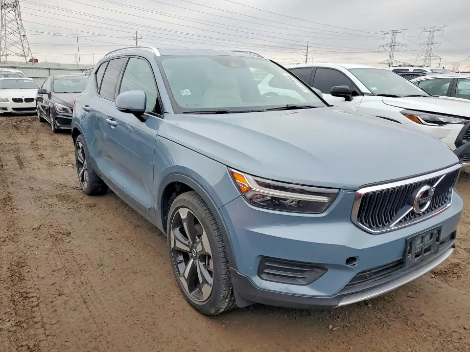 2020 VOLVO XC40 T5 MOMENTUM  