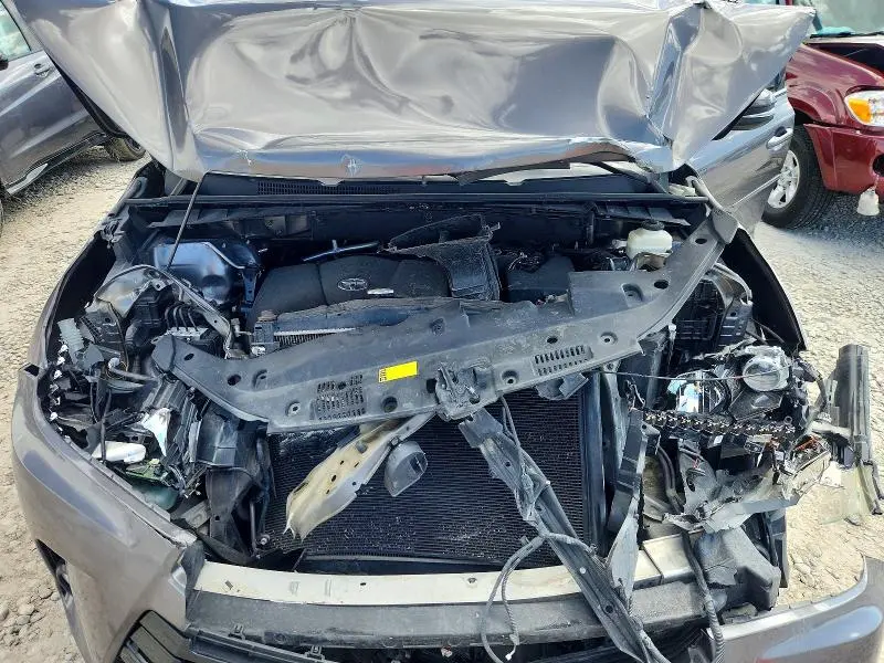 2017 TOYOTA HIGHLANDER SE  
