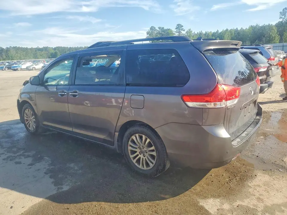 2013 TOYOTA SIENNA XLE 8-PASSENGER  