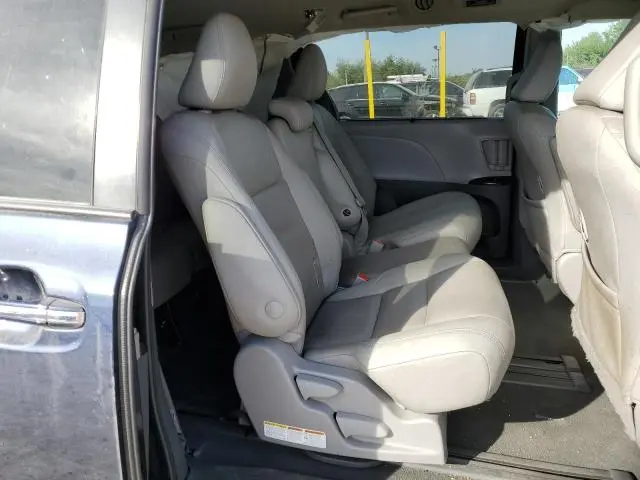 2020 TOYOTA SIENNA XLE  