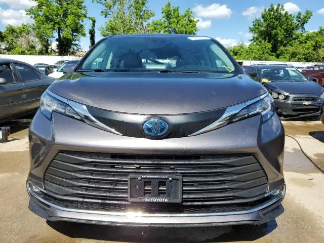 2021 TOYOTA SIENNA XLE  