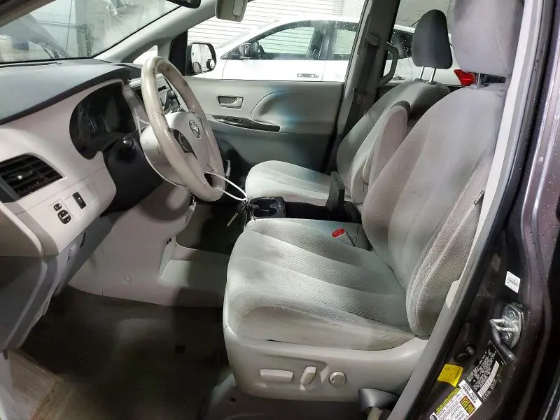 2013 TOYOTA SIENNA LE  