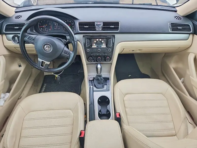 2015 VOLKSWAGEN PASSAT SE  