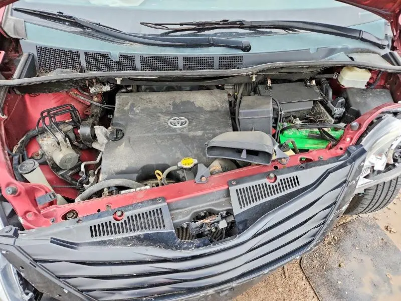 2013 TOYOTA SIENNA LE  