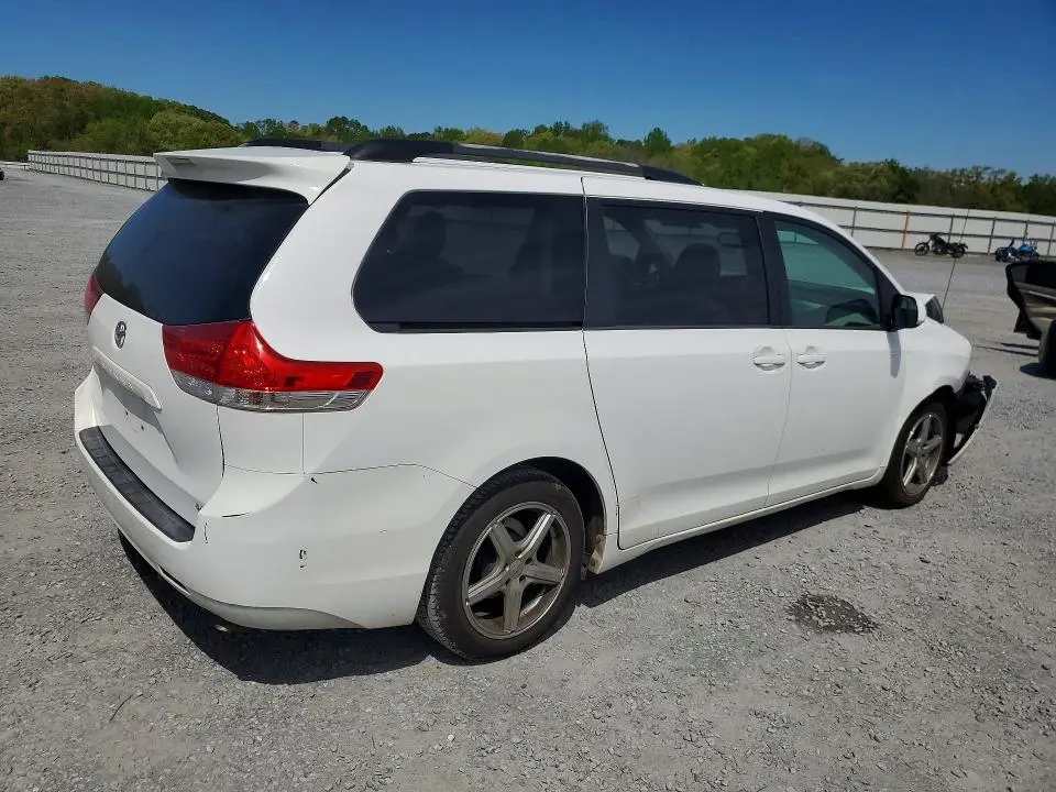 2013 TOYOTA SIENNA LE 8-PASSENGER  