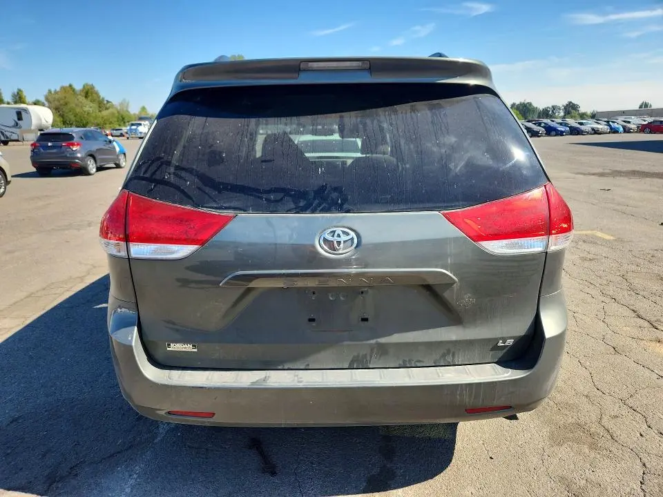 2013 TOYOTA SIENNA LE  
