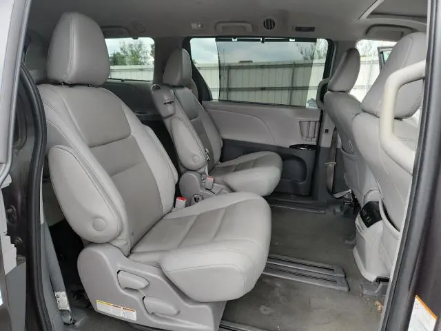 2020 TOYOTA SIENNA XLE  