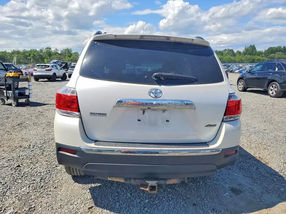 2013 TOYOTA HIGHLANDER SE  