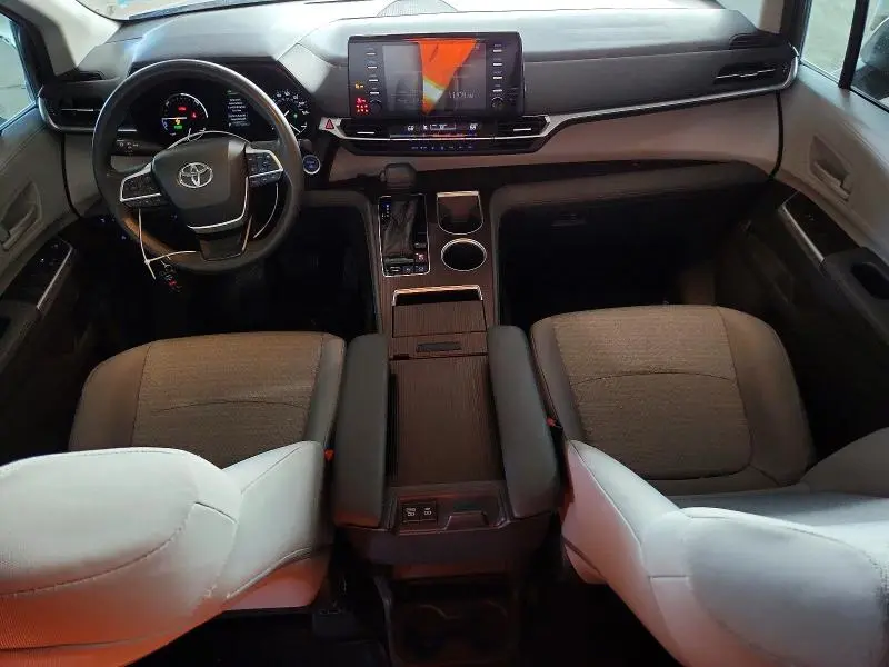 2021 TOYOTA SIENNA LE  