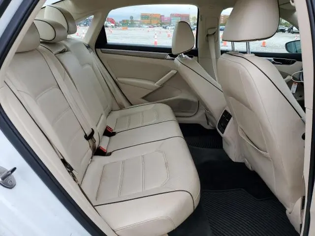 2017 VOLKSWAGEN PASSAT SE  