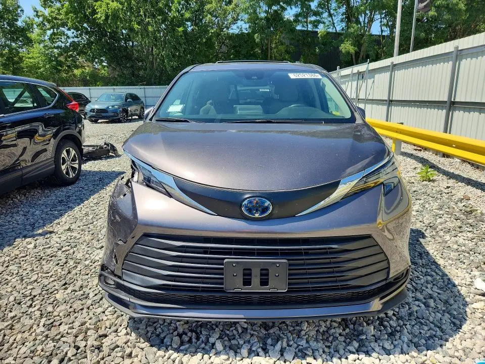 2024 TOYOTA SIENNA LE  