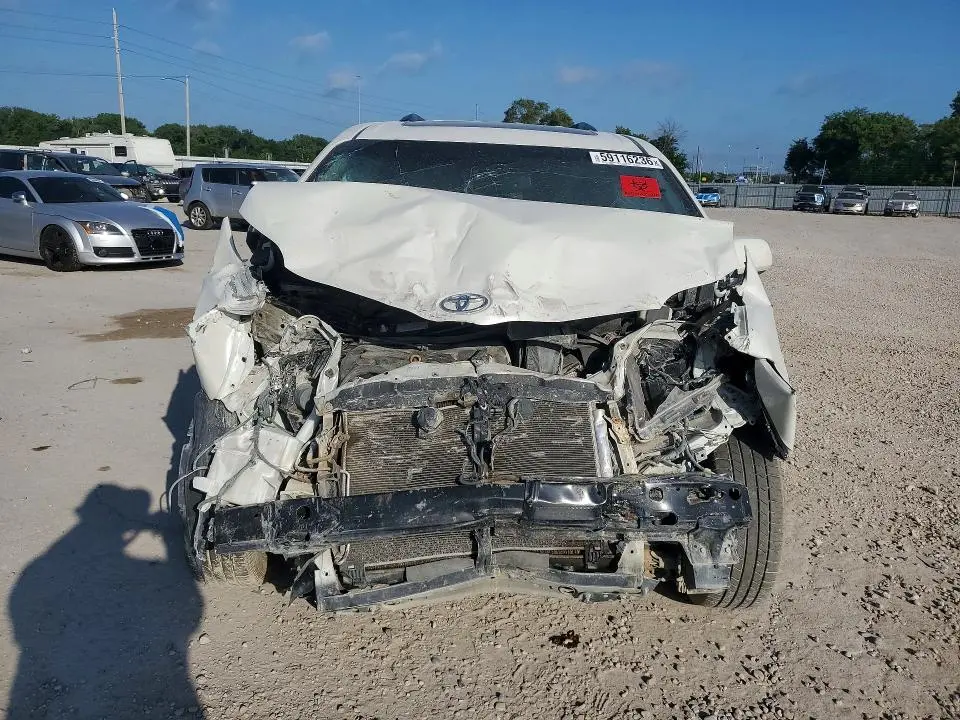 2017 TOYOTA SIENNA XLE PREMIUM 8-PASSENGER  