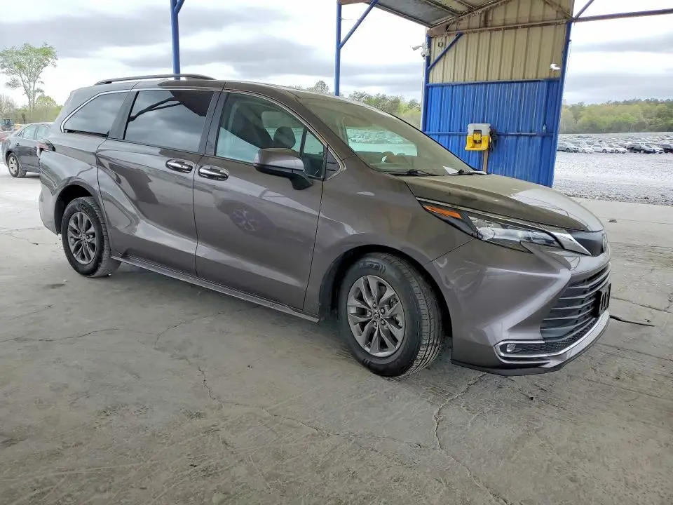 2024 TOYOTA SIENNA XLE 8-PASSENGER  