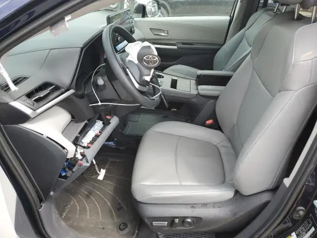 2022 TOYOTA SIENNA XLE  
