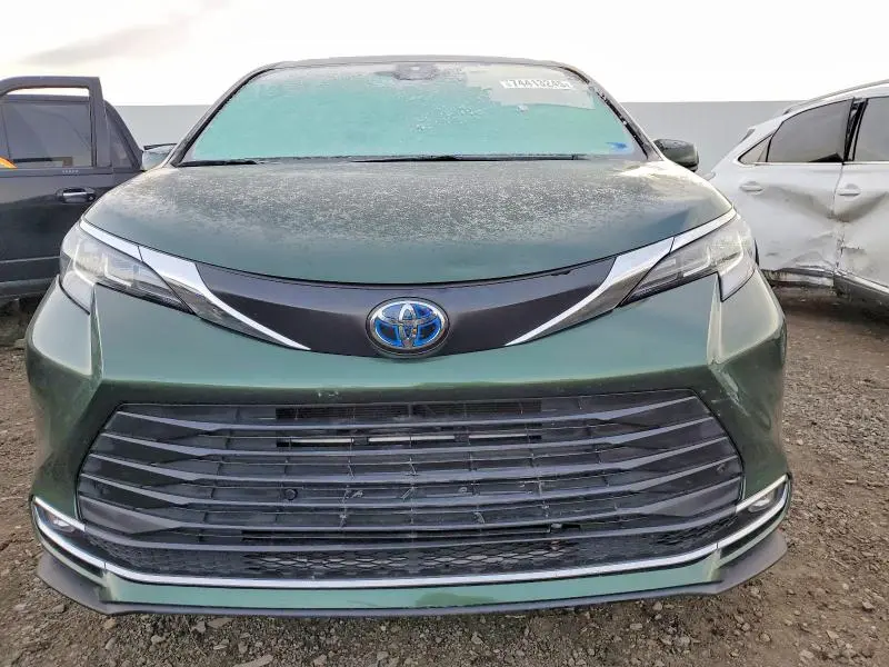 2023 TOYT SIENNA XLE   