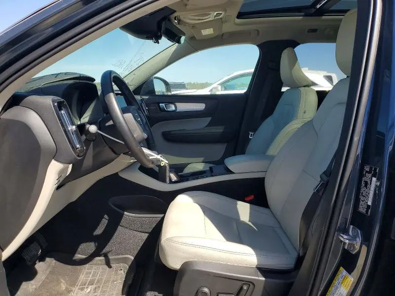 2021 VOLVO XC40 T5 MOMENTUM  
