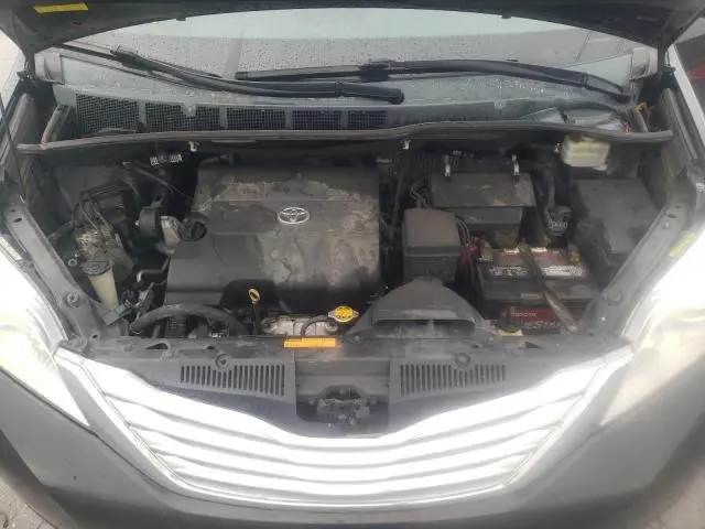 2013 TOYOTA SIENNA XLE  